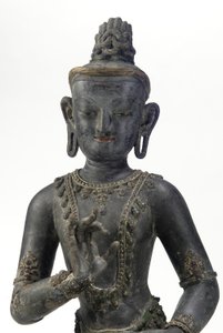 Nepalesisch-chinesischer Bodhisattva (Lack, Stoff, Spuren von Blau, Gold und grüner Farbe & Blattgold)