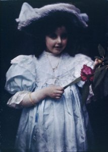 Mädchen in einem weißen Kleid