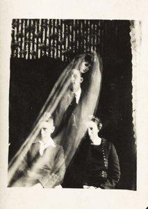 Paranormales Phänomen: Porträt einer Frau und zweier Männer, und der Geist einer Frau, die hinter ihnen erscheint, ca. 1920 (Fotografie von William Hope) von Frederick (attr. to) Barnard
