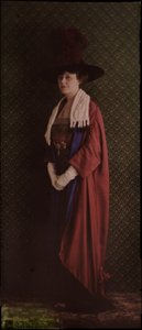 Porträt einer Frau in zeremoniellen Roben, ca. 1912 von Frederick (attr. to) Barnard
