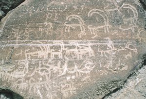 Felszeichnungen im Hunza-Tal, nahe dem archäologischen Gebiet von Karimabad, Pakistan von Isabel Redie