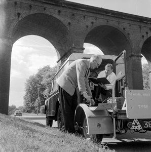Der Laboranhänger auf der Straße, der Tests durchführt, Natural Rubber Company von Frederick (attr. to) Barnard