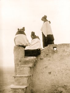 Drei Hopi-Frauen oben auf Adobe-Stufen, New Mexico 1906 (Foto) von Hippolyte Lalaise Devéria