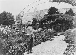 Claude Monet in seinem Garten in Giverny, 1925
