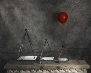 Roter Ballon mit geometrischen Pflanzgefäßen von chenyi wang
