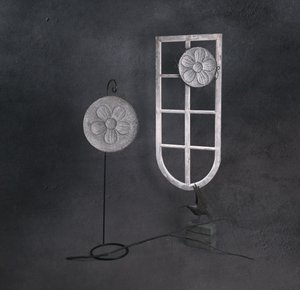 Serenes Fenster Blumen Vogel