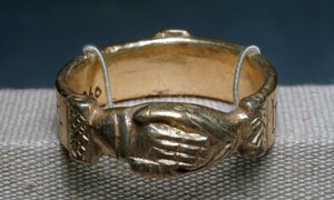 Ehering. Aus Schottland. 15. Jahrhundert. London, Victoria and Albert Museum
