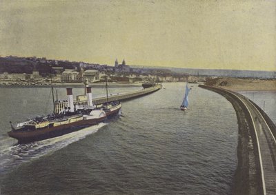 Boulogne-sur-Mer, Einfahrt eines Dampfers (Farbfoto) von (after) French Photographer