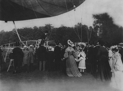 Santos Dumont und sein Luftschiff von (after) French Photographer