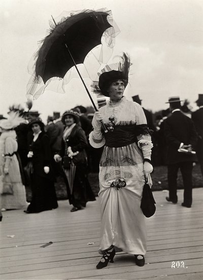 Mode bei den Rennen: eine weibliche Zuschauerin bei der Journée des drags, Auteuil, Frankreich von A. Calavas