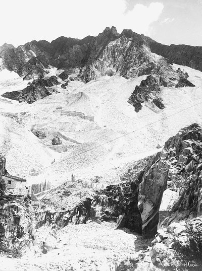 Ein Marmorbruch in den Apuanischen Alpen, in der Toskana (s/w Foto) von A. Corsini