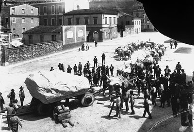 Carrara: zahlreiche Ochsen ziehen einen Wagen, der mit einem riesigen Marmorblock aus den Apuanischen Steinbrüchen beladen ist (s/w Foto) von A. Corsini