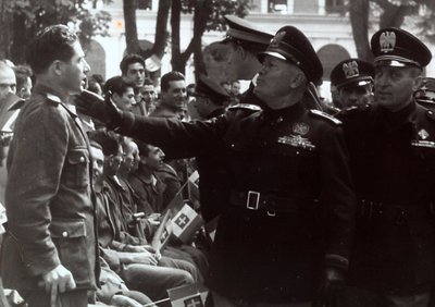 Mussolini salutiert einem Soldaten von Achille Villani