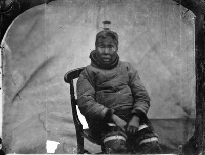 Eine ältere Inuk-Frau, die auf einem Stuhl sitzt von Admiral Edward Augustus Inglefield