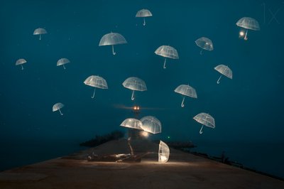 Nacht der schwebenden Regenschirme von Alexandar Lazarov