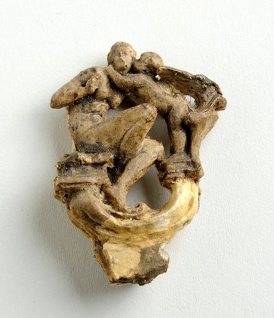 Maquette für einen Schlüsselbogen mit einem flüsternden Amor zu einem sitzenden Mädchen: drei Skizzen für die zentrale Gruppe von Alfred Gilbert