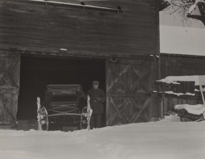 Scheune, Kutsche & Schnee von Alfred Stieglitz