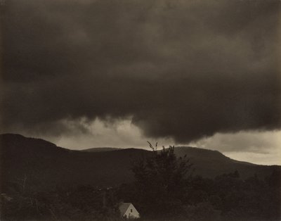 Musik: Eine Sequenz von zehn Wolkenfotografien, Nr. 1 von Alfred Stieglitz
