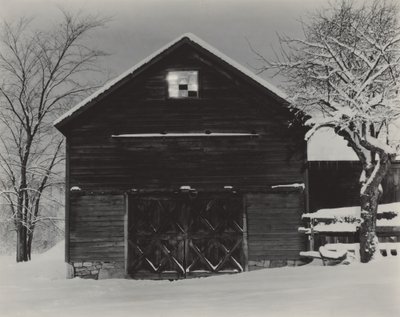 Die schwarze Scheune & weißer Schnee von Alfred Stieglitz