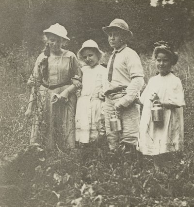 Ohne Titel (Flora, Elizabeth, Howard & Kitty auf einem Feld in Lake George) von Alfred Stieglitz
