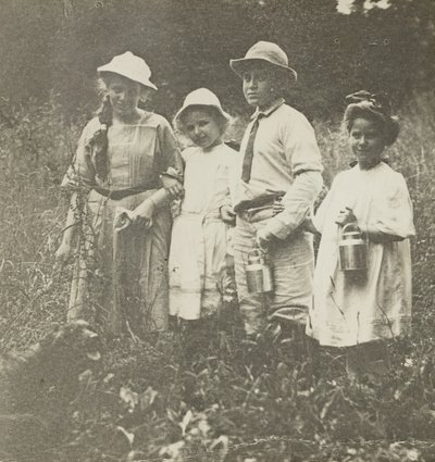 Ohne Titel Flora, Elizabeth, Howard & Kitty im Lake George Feld, 1903-05 von Alfred Stieglitz