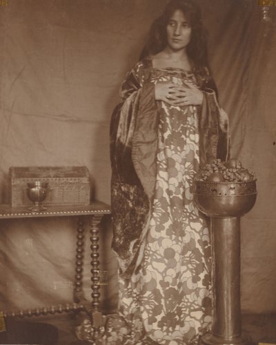 Porträt von Alice Dieudonne Chase, ca. 1906 von Alice Gerson Chase