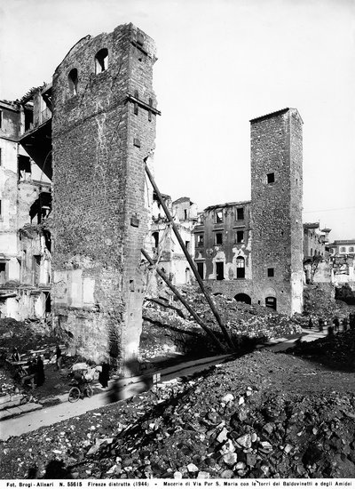 Zweiter Weltkrieg: Trümmer in der Via Por Santa Maria mit den Türmen der Baldovinetti und Amidei in Florenz nach dem Bombenangriff von Fratelli Alinari
