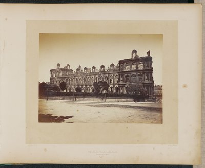 Hôtel de Ville abgebrannt. Fassade zum Quai. von Alphonse J. Liébert