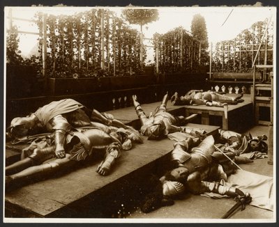 Sechs männliche Modelle als antike Krieger in Rüstung, die tot spielen von Alphonse Maria Mucha