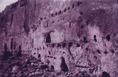 Verlassene Höhlenwohnungen der Klippenbewohner, nahe Espanola (s/w Foto) von American Photographer (after)