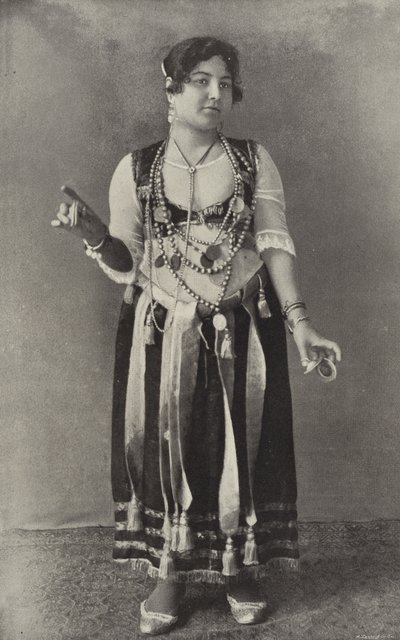 Eine Tänzerin des Bauchtanzes von American Photographer