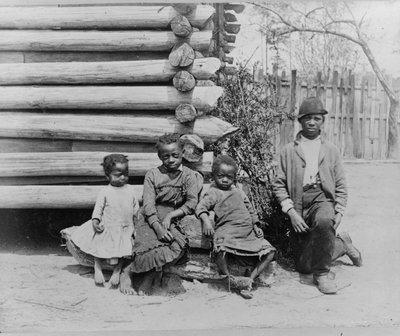Afroamerikanischer Mann mit Kindern in der Nähe von Thomasville, Georgia von American Photographer
