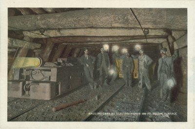 Amerikanischer Kohlebergbau: Wagen werden 1000 Fuß unter der Oberfläche mit Elektromotor gezogen von American Photographer