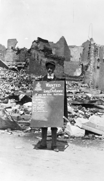 Call Boy für die Telefonfirma nach dem Galveston-Sturm, 1900 von American Photographer