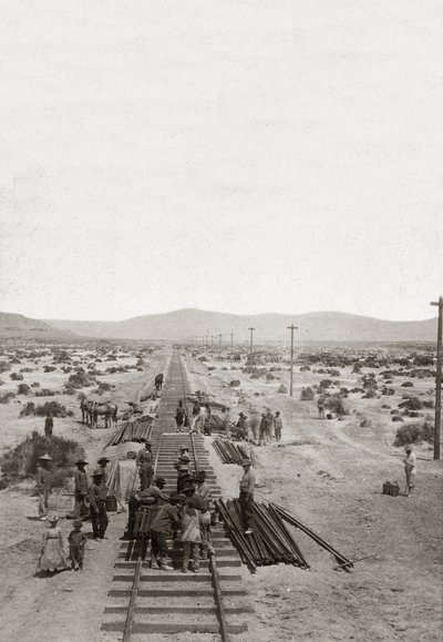 Bau der Central Pacific Railways im Jahr 1869 - Nevada - Arbeiter bauen die Eisenbahnlinien der Central Pacific Company, um die erste nordamerikanische transkontinentale Eisenbahn zu bauen. (Central Pacific Railroad Company) von American Photographer
