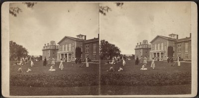 Vorderseite des Herrenhauses und Rasen, Oneida Community, New York State, um 1870 von American Photographer