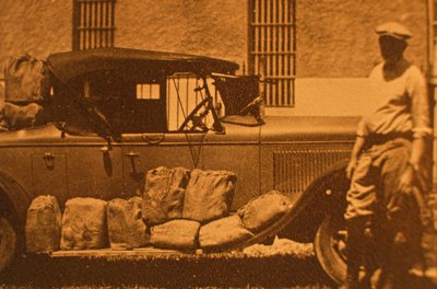 Schinken - Sechserpackungen in Stroh und Papier für Polsterung in Sackleinen, während der Prohibition von American Photographer