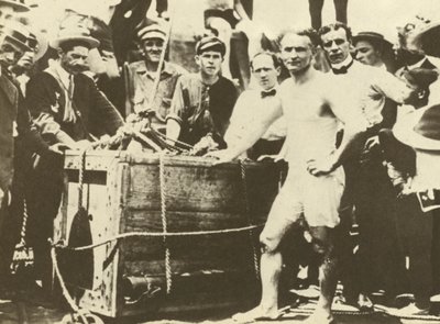 Harry Houdini wird 1907 in den eisbedeckten Detroit River hinabgelassen von American Photographer