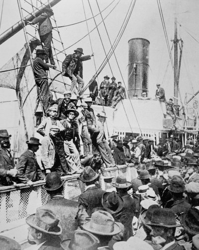 Hoffnungsvolle Goldsucher verlassen Vancouver während des Klondike-Goldrauschs (1897-98) 1898 von American Photographer