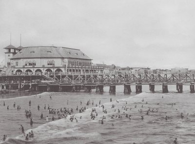 Long Beach, Kalifornien: Kommunales Auditorium und Badeszene von American Photographer