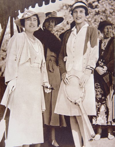 Mrs. Helen Wills Moody (rechts), die amerikanische Tennismeisterin, trifft die Herzogin von York im All-England Club in Wimbledon während der Lawn Tennis Meisterschaft 1935 von American Photographer