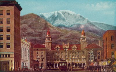 Pikes Peak Avenue, Colorado Springs, Colorado, Pikes Peak in der Ferne von American Photographer
