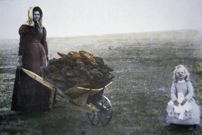 Pionierfrau sammelt Rinderdung, Kansas, ca. 1880 von American Photographer