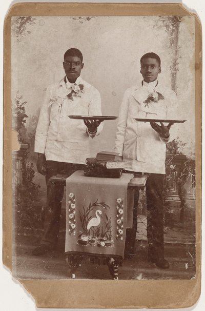 Porträt von zwei Männern mit Tabletts von American Photographer
