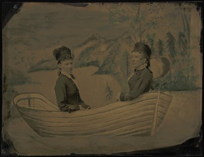 Porträt von zwei Frauen in einem Boot, 1880er Jahre von American Photographer