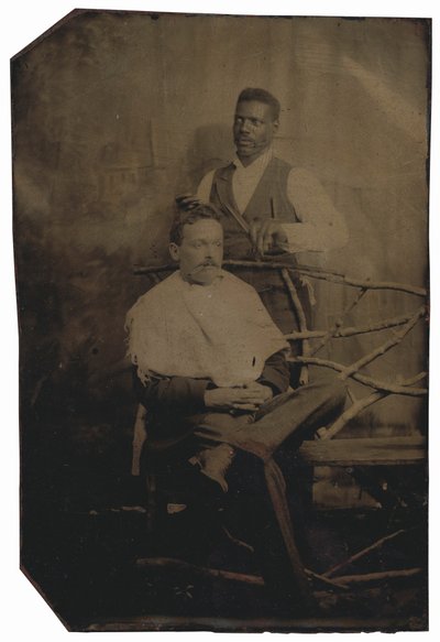 Porträt eines Mannes beim Haareschneiden von American Photographer