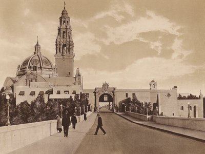 San Diego: Westtor zur Panama-Kalifornien-Ausstellung mit Turm und Kuppel des Kalifornien-Gebäudes (s/w Foto) von American Photographer