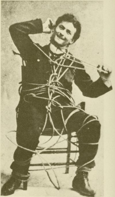 Der junge Harry Houdini bei einem Entfesselungstrick mit Seilen im Jahr 1898 von American Photographer