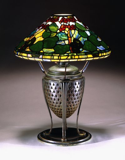 Ein "Geranium" Tischlampe mit konischem Schirm und durchbrochenem Bronzeurnenfuß mit Fischschuppenmuster, 20. Jahrhundert von American School