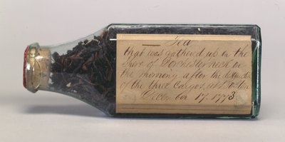 Teeblätter der Boston Tea Party in einer Glasflasche, gesammelt von T.M. Harris, Dorchester Neck, Dezember 1773 von American School